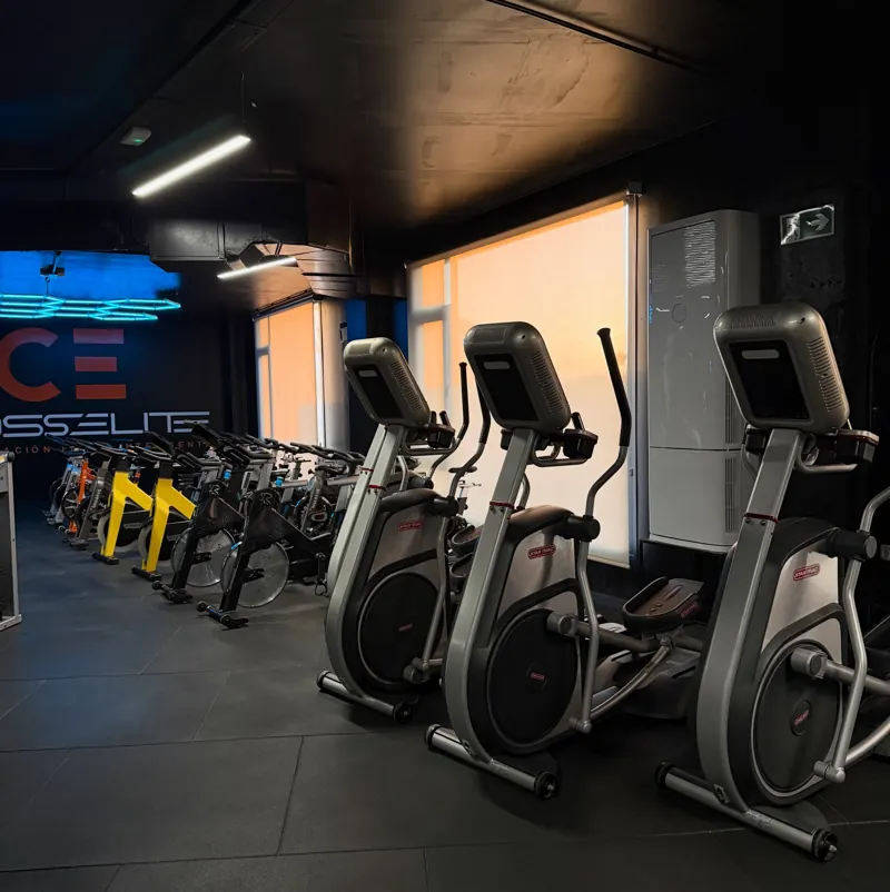 Elípticas Star Trac y bicicletas de ciclo indoor junto al logotipo de CrossElite