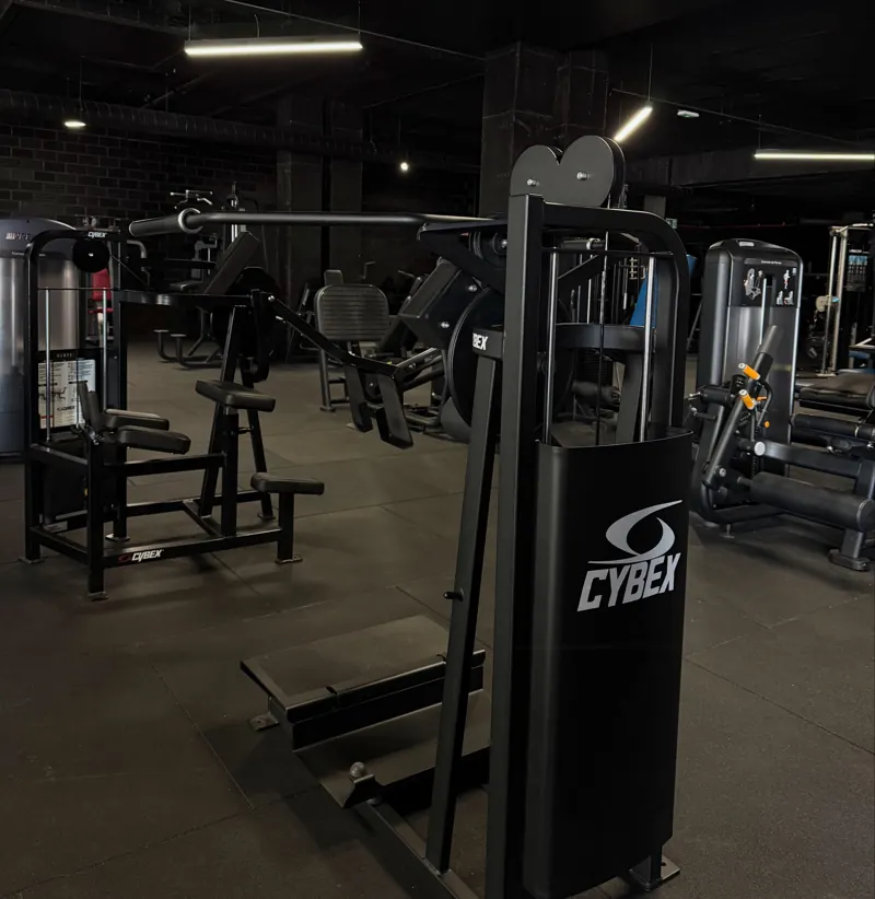 Sala de musculación de CrossElite con la Cybex VR Rotary Hip en primer plano