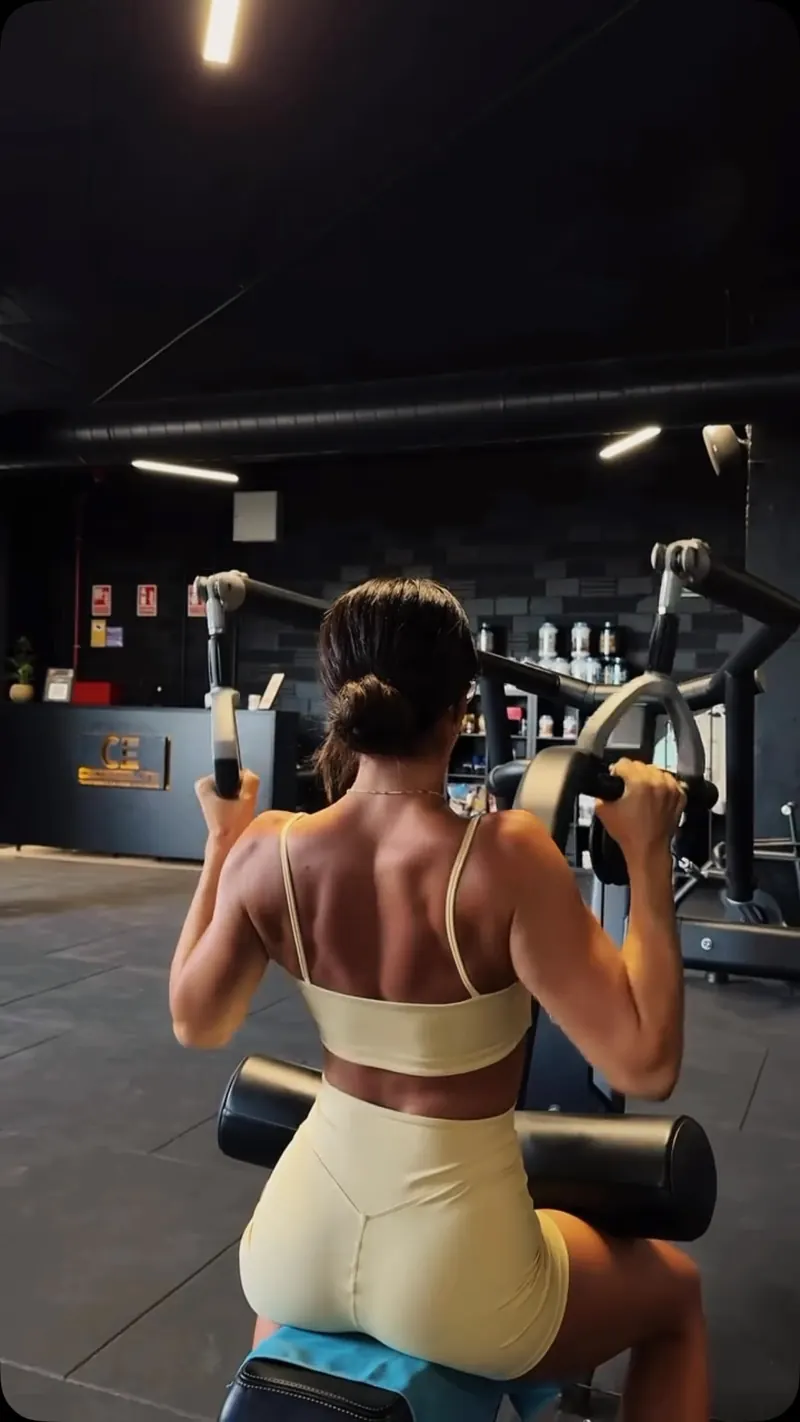 Deportista haciendo tracciones en una máquina de CrossElite